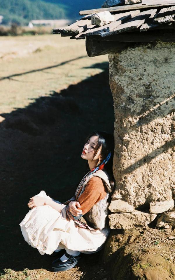 楊超越這組照片也太少女了吧