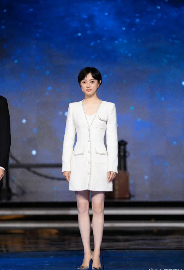 孫儷登央視好隆重，穿3萬6裙卻像女職員，同框周迅雙手掐腰超霸道