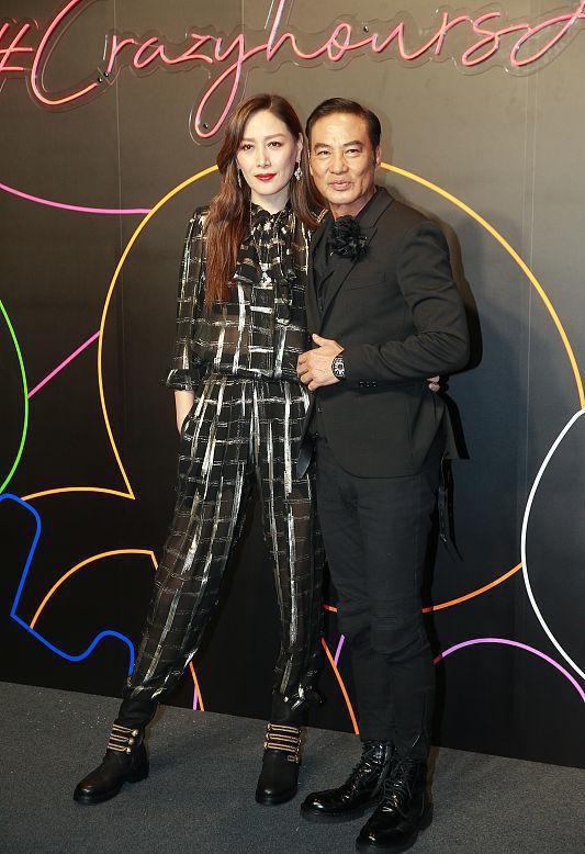 任達華妻子都53歲了，可看著一點沒有老氣感，穿印花西裝仍然瀟灑