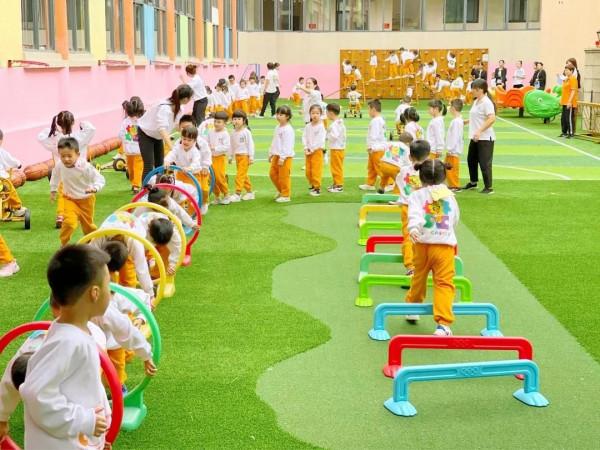 吉的堡幼兒園花樣早操PK、多彩環創評比,師生攜手展靚麗風景 吉的堡幼兒園花樣早操PK、多彩環創評比,師生攜手展靚麗風景