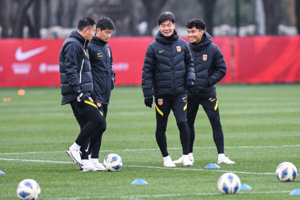 國足公佈對日本越南名單：歸化僅艾克森無緣李磊落選，戴偉浚入圍