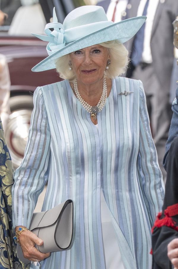 74歲卡米拉穿淡藍色現身，戴藍色梵克雅寶手鍊，秋天裡的一抹清爽