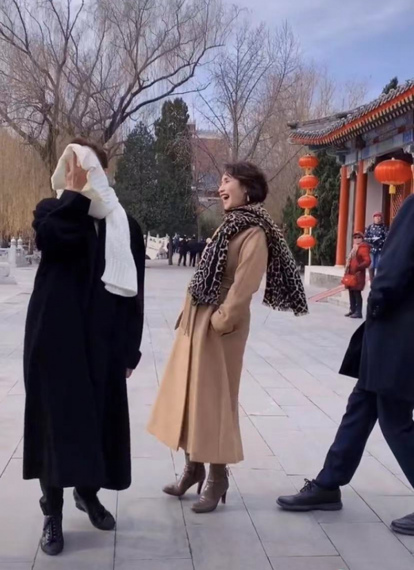 60歲徐俐久違亮相！穿大衣走秀氣場比朱迅都強大，氣質太優雅了