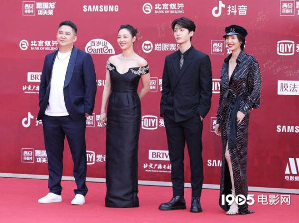 白百何攜《門鎖》亮相紅毯 範丞丞掛鎖西裝寓意深