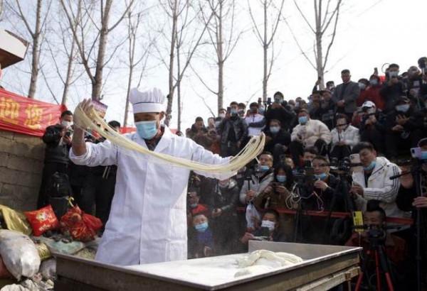 大衣哥的流量被拉麵哥搶了嗎?口碑分化,農村網紅有沒有幕後團隊 大衣哥的流量被拉麵哥搶了嗎?口碑分化,農村網紅有沒有幕後團隊