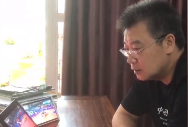 國乒主帥登上熱搜！4塊螢幕同時看比賽，直呼打瘋了，沒時間吃飯