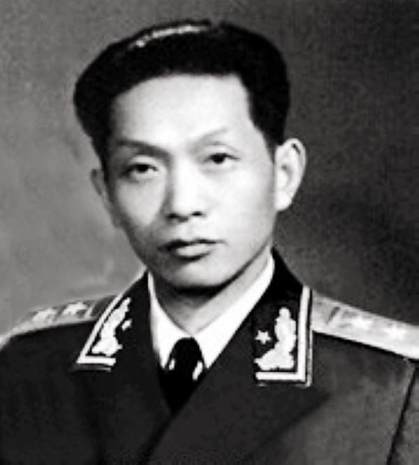 鬼子來偷襲，民兵連夜報警，值班參謀卻說：這是個假情報