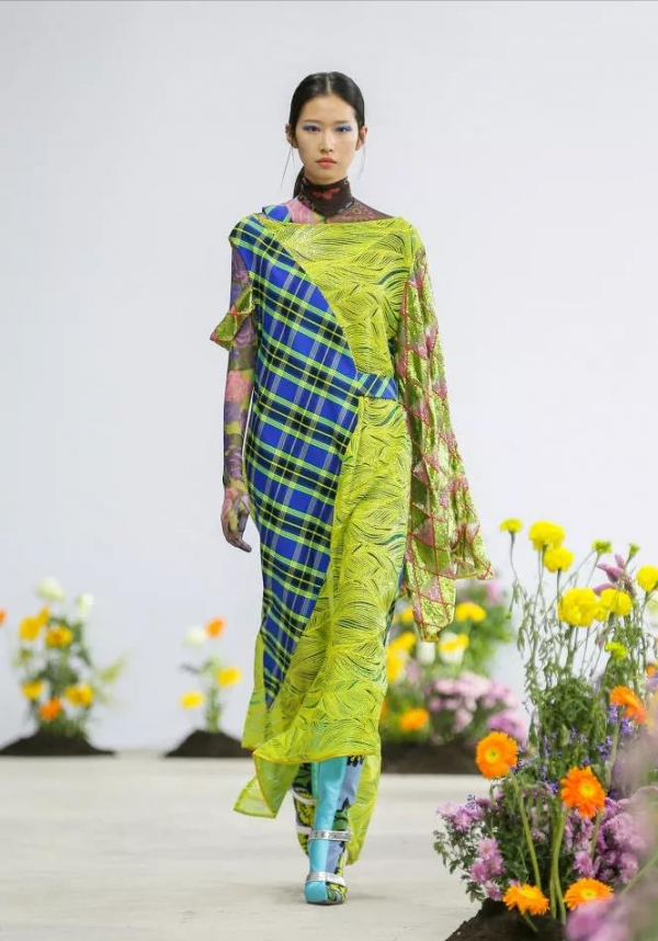 為什麼冬天穿衣，必須會“撞色搭配”？3個配色要訣，小白變高手