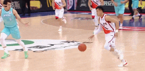 CBA爆發激烈衝突！趙泰隆為隊友出頭撞人，黃榮奇爬起來就想打架