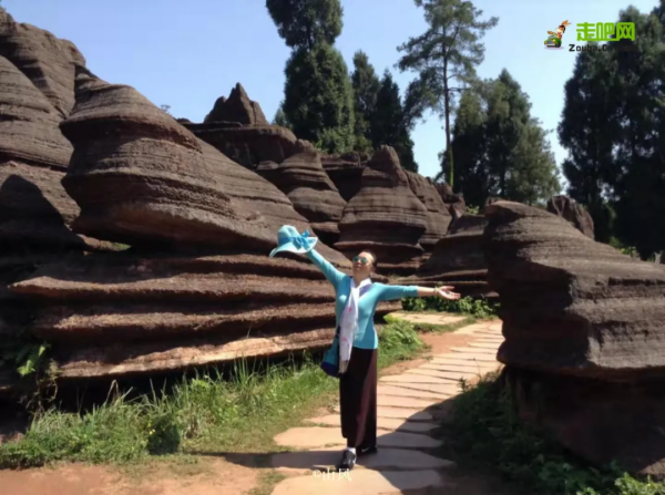 退休工人老兩口吃住在車上，養老金自駕遊，十年走遍中國