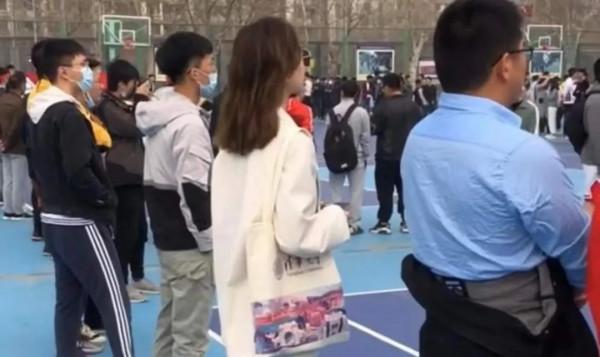 清華大學女生1張“炫富照”曝光：對不起，我不過低配的人生