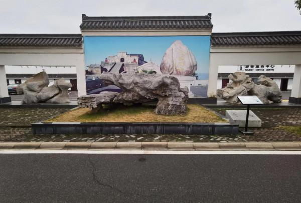 白牆黛瓦，庭院幽深