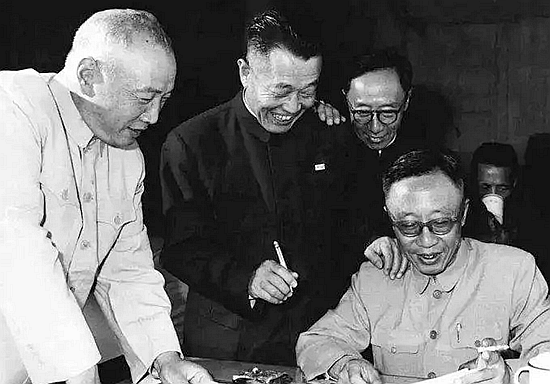 85年傅涯赴美公幹，回國前宋希濂強塞給她錢：代我給陳賡獻一束花