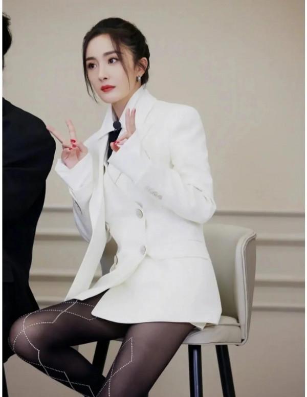 楊冪新造型又又又封神!果然還是冪姐yyds 楊冪新造型又又又封神!果然還是冪姐yyds