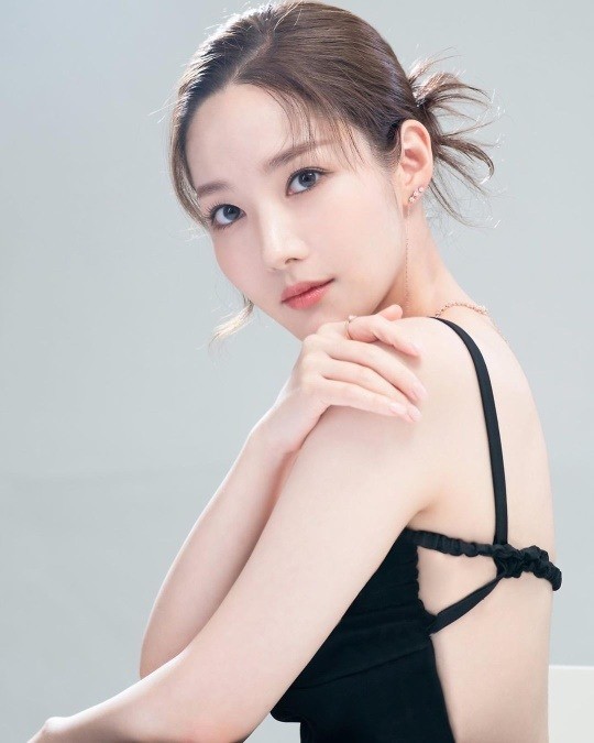 韓國女藝人樸敏英SNS發照展成熟優雅魅力