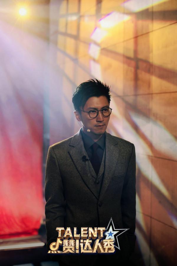 謝霆鋒港味西裝新造型曝光 帥氣中不失矜持