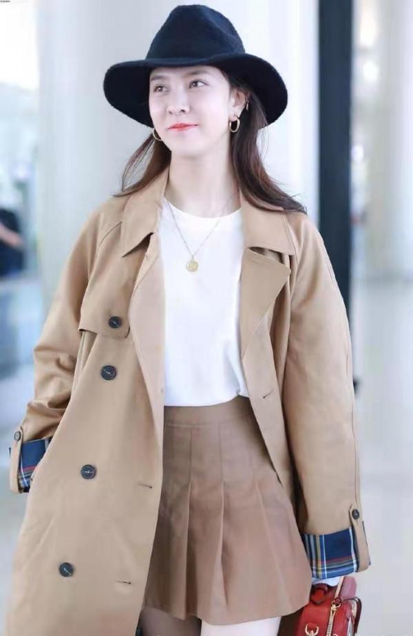 宋妍霏雖是95後但氣場超強，奶茶風衣配馬丁靴，真是行走的衣架子