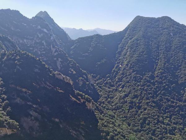 仙掌崖在華 山東 峰 仙掌崖在華 山東 峰