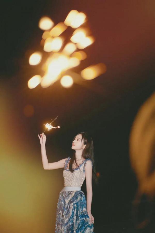 吳宣儀金雞獎贏麻了！仙女拿著仙女棒