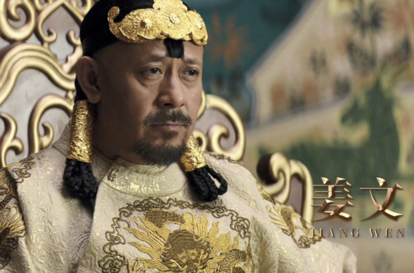 站著掙錢的姜文還是“跪”下了,順帶自己打了自己一巴掌 站著掙錢的姜文還是“跪”下了,順帶自己打了自己一巴掌