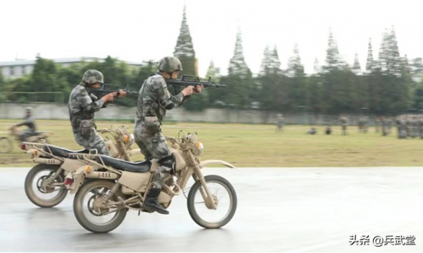 國內特戰也有摩托車特技?和印軍花式雜技不同,全是戰場實用戰技 國內特戰也有摩托車特技?和印軍花式雜技不同,全是戰場實用戰技