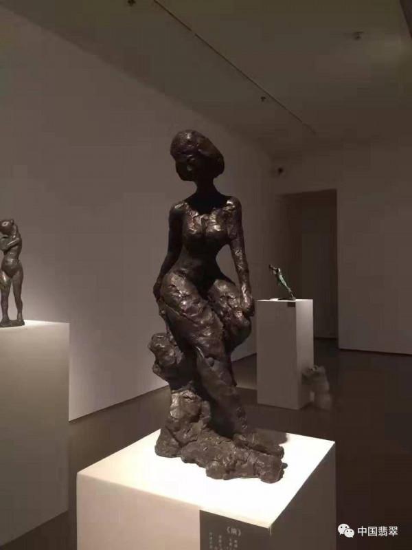 具象在左，抽象在右