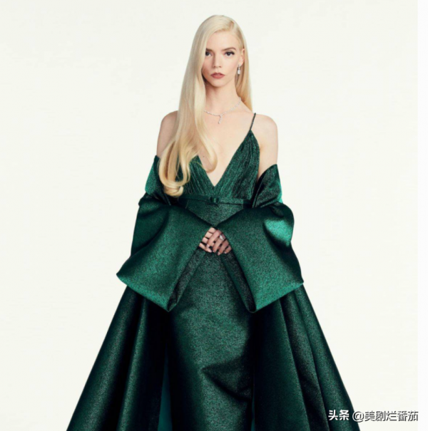 《後翼棄兵》女主兒時曾被霸凌，如今成為大熱影視劇的時尚女王