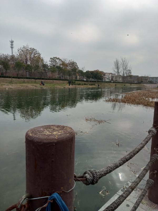 寒流大風也沒阻擋釣魚人的腳步，依然前行……