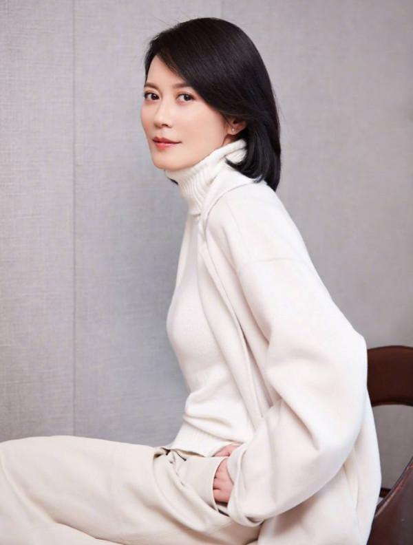 俞飛鴻梅婷同框亮相,兩人穿同色系優雅清爽,70後女人最美的樣子 俞飛鴻梅婷同框亮相,兩人穿同色系優雅清爽,70後女人最美的樣子