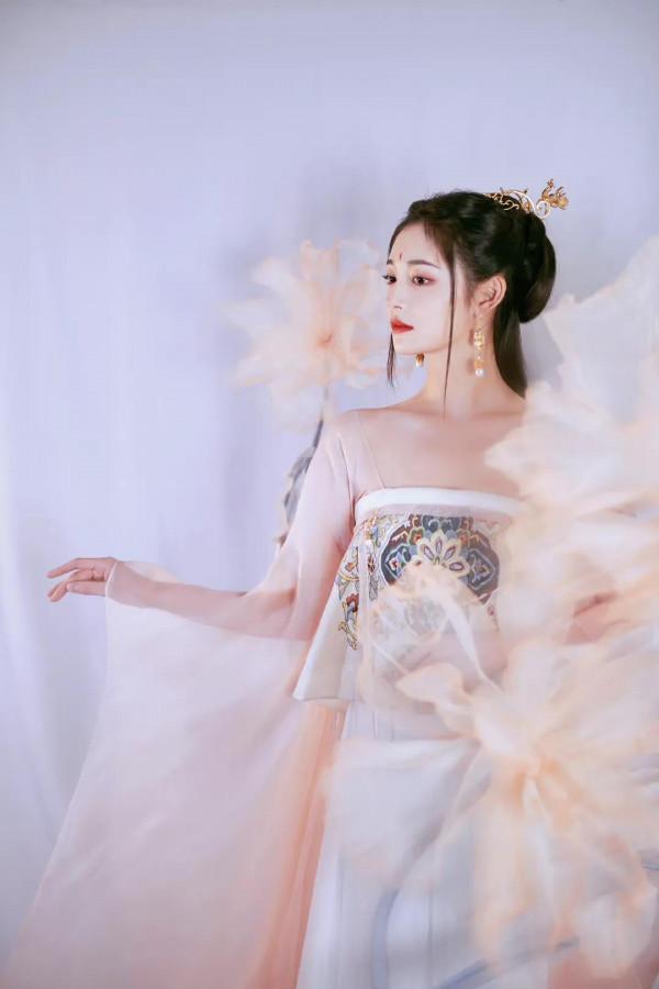 周潔瓊白皙透亮，水潤光澤，明豔動人，楚楚可人