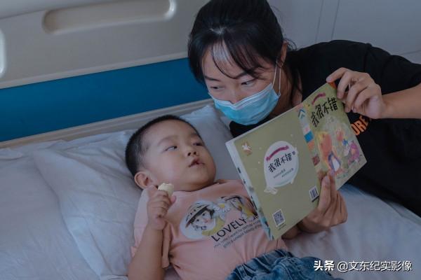 這樣的孩子一般活不過2歲，但她卻用稚嫩的肩膀頑強抗爭著