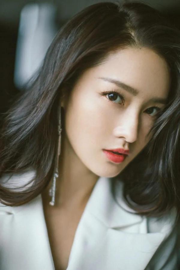 李沁氣若幽蘭冷傲靈動 李沁氣若幽蘭冷傲靈動