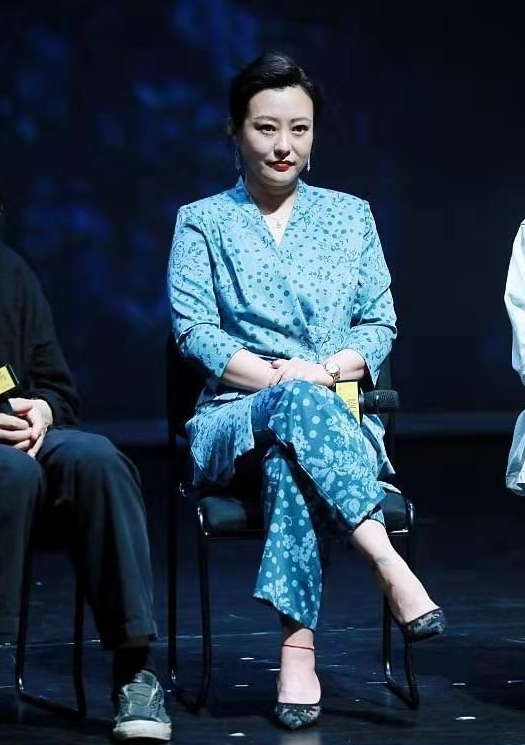 郝蕾穿西裝出席活動，未修圖雙下巴明顯，好在打扮優雅，仍驚豔了