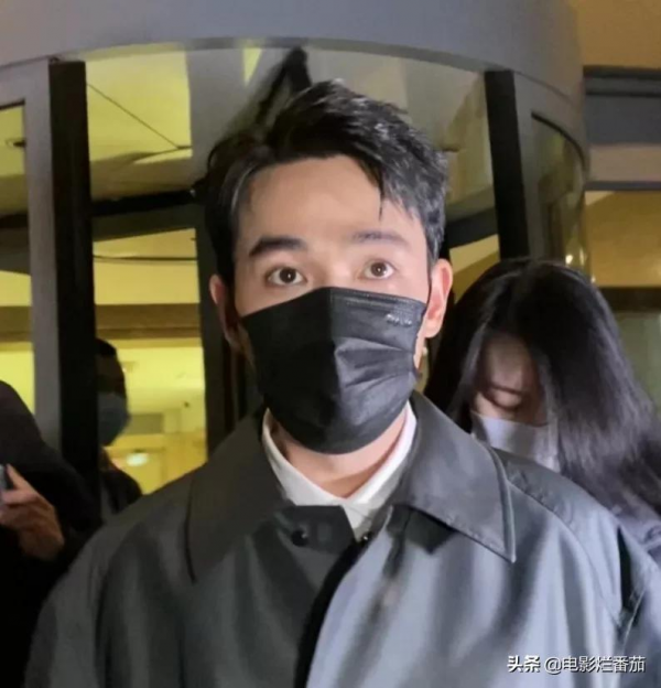 春晚五次聯排：趙麗穎緊身褲吸睛，沈騰眼神犀利，張小斐知性俏皮