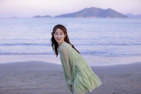 李子璇綠紗裙海邊寫真大片曝光 牽狗狗俏皮甜笑元氣滿滿 李子璇綠紗裙海邊寫真大片曝光 牽狗狗俏皮甜笑元氣滿滿