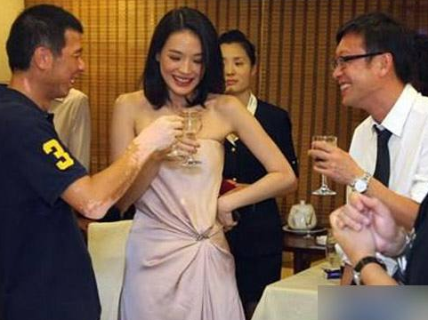 女明星喝酒有多猛？李冰冰90秒乾掉一瓶白酒，劉嘉玲把酒當水喝