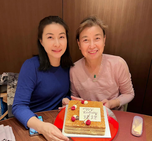 兩冠軍闊太世紀同框！郭晶晶穿一身粉少女感十足，張怡寧氣場更強