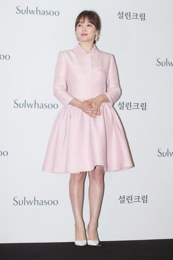 宋慧喬嘟嘴賣萌也不頂用，再好看的臉，也沒旁邊的助理有氣質