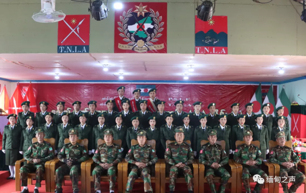 緬甸德昂軍35名新畢業女軍官集體亮相