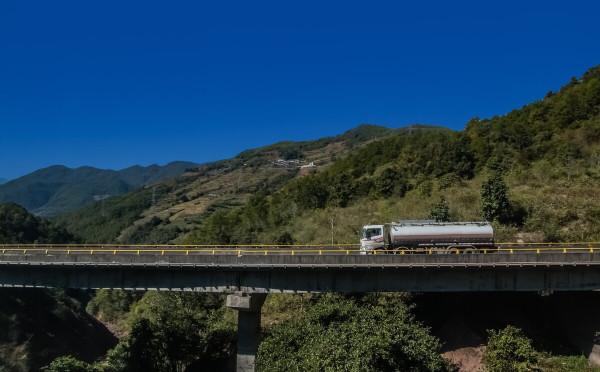 我國第一條國際高速路，20小時穿越3國，已成跨國自駕遊首選線路