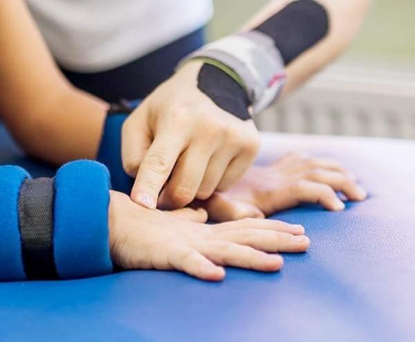 西方醫學界對腦癱束手無策，德國母親攜子赴上海求醫，手術成功