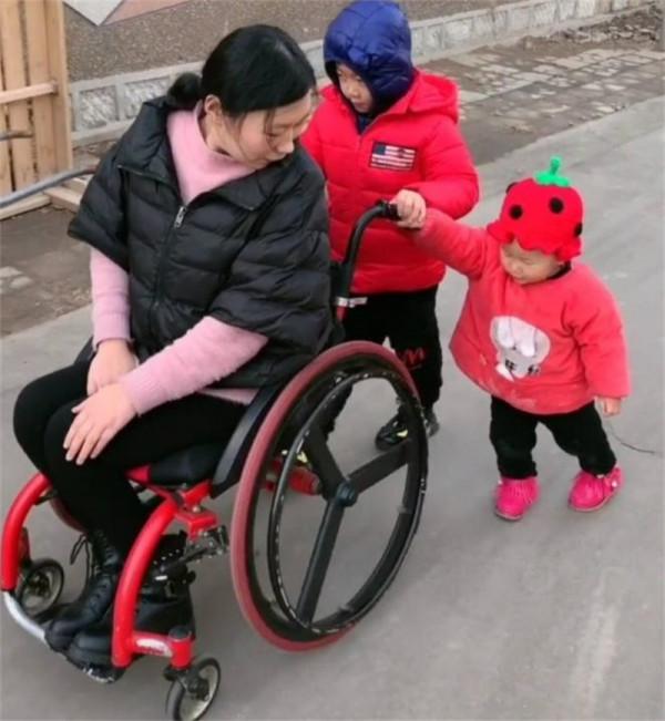 13年前她翻牆追男友成癱瘓，男友為娶她眾叛親離，網友：真男人