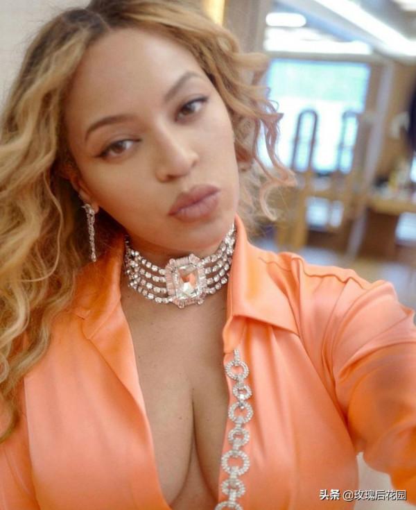 Beyonce Knowles穿橘色綁帶裙清新靚麗,金色捲髮加墨鏡時尚貴氣 Beyonce Knowles穿橘色綁帶裙清新靚麗,金色捲髮加墨鏡時尚貴氣