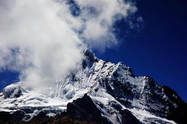 30年前,17人攀登梅里雪山,當地原住民阻攔未果,登山隊全部遇難 30年前,17人攀登梅里雪山,當地原住民阻攔未果,登山隊全部遇難