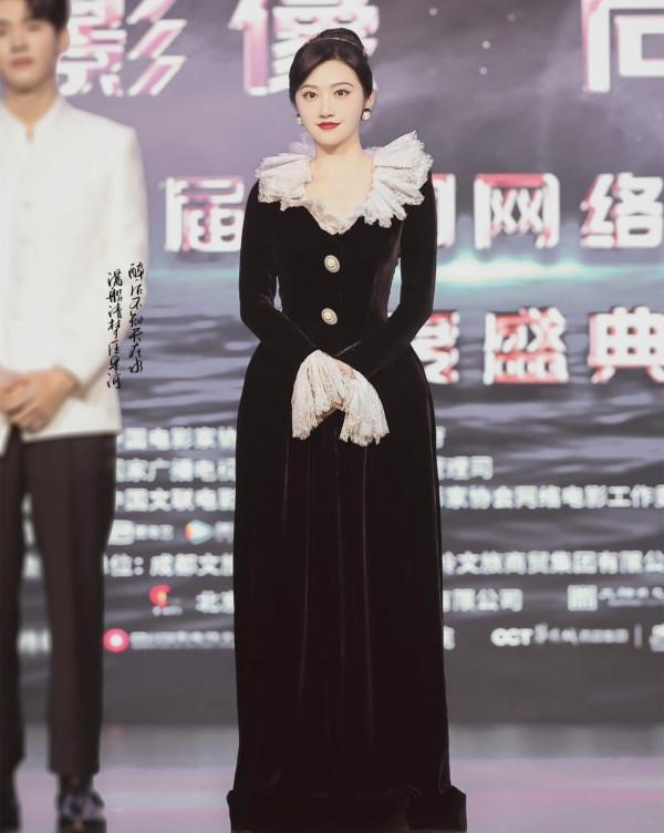 紅毯穿搭，蔣勤勤優雅李若彤仙氣，景甜變身復古名媛貴氣出挑