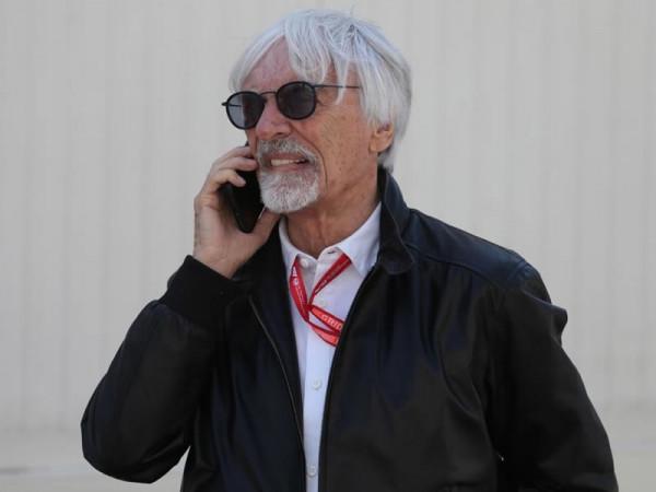 英國“矮子富豪”：身高1米59，82歲娶35歲超模，90歲喜提長子