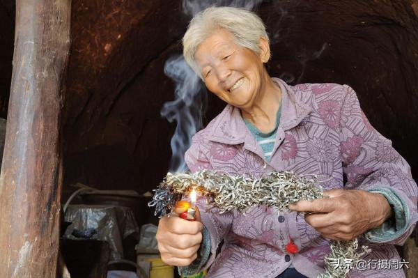 農民大爺上山割下“神仙草”,點燃防蚊蟲能保10小時,看是啥 農民大爺上山割下“神仙草”,點燃防蚊蟲能保10小時,看是啥