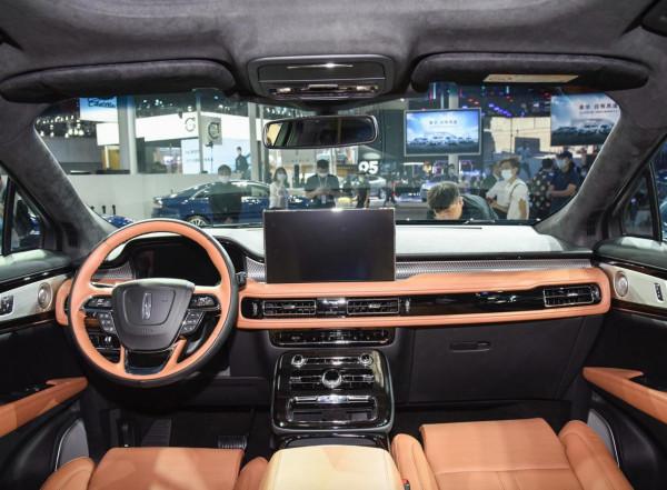 公認的美系豪車，車長4.85米重2.1噸，還有適時四驅+V6發動機