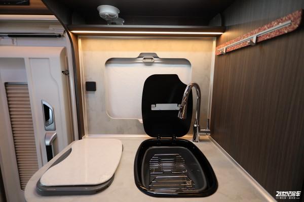 瑞弗S820進口依維柯C型房車,雙拓展+合資品控,C型房車新選擇 瑞弗S820進口依維柯C型房車,雙拓展+合資品控,C型房車新選擇