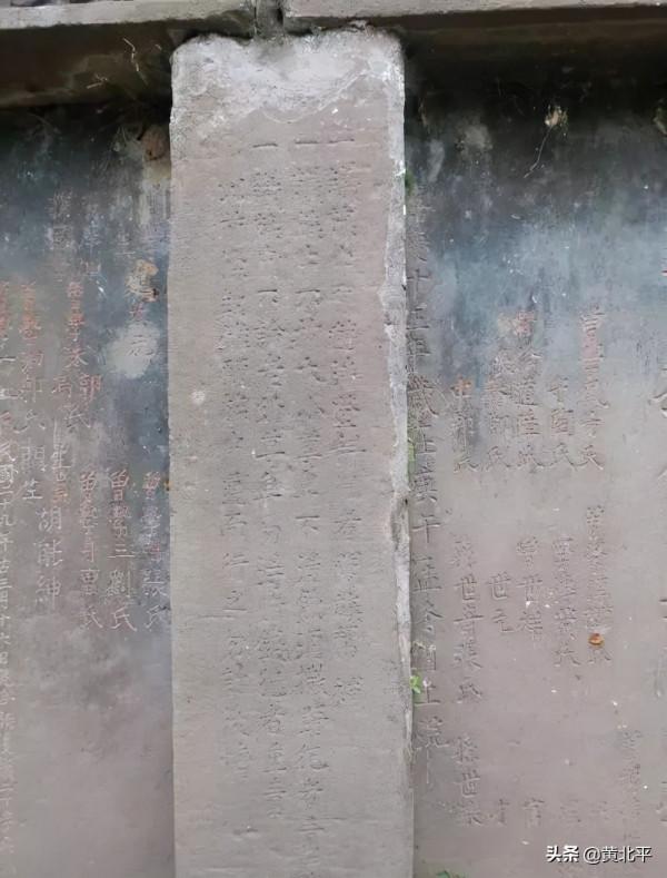 四川廣安嶽池縣新場鎮有座清朝五品官員墓，墓碑上還有乾隆聖旨